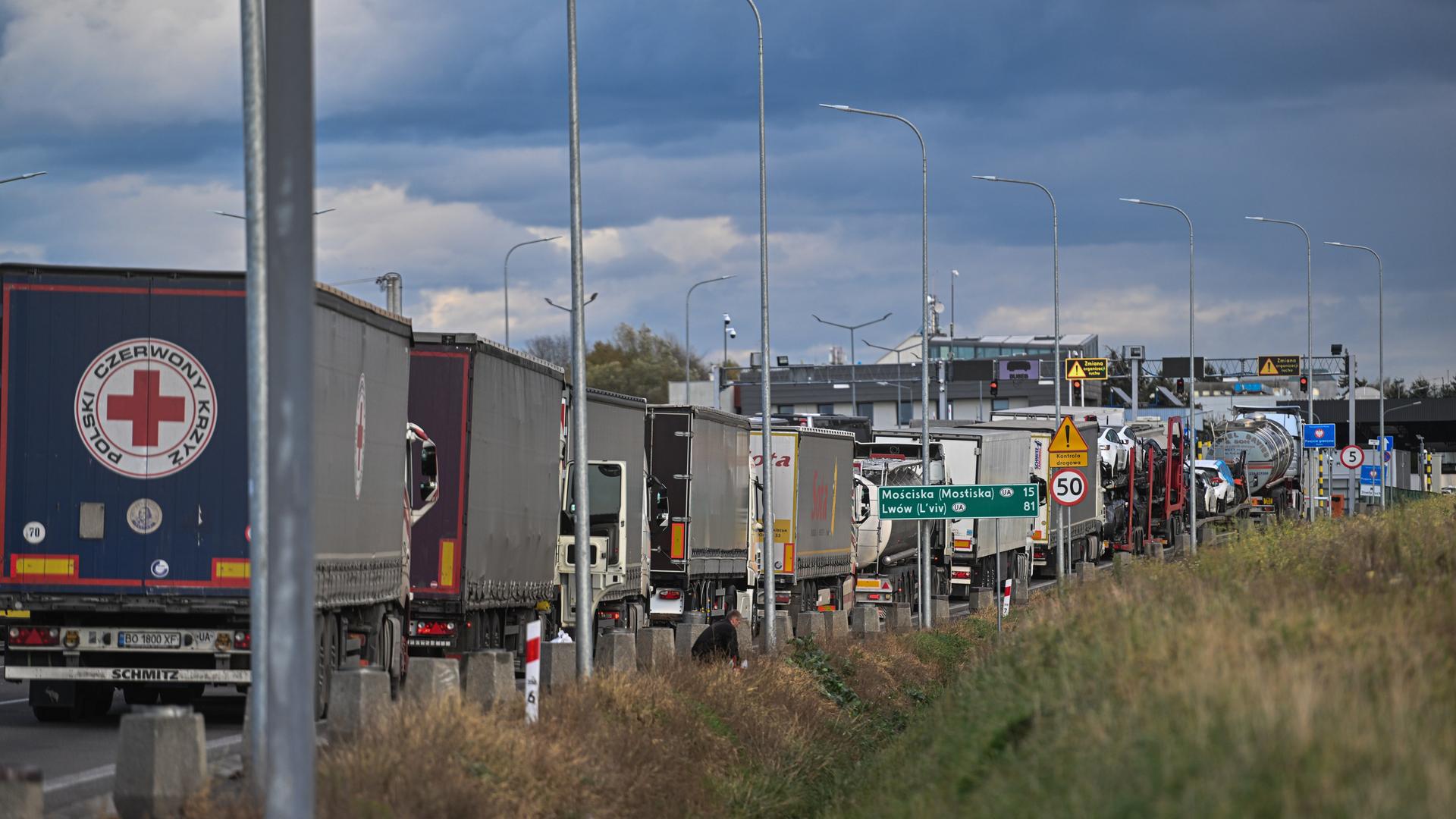 Am polnisch-ukrainischen Grenzübergang Medyka in Medyka, Polen, warten unzählige Lastwagen vor dem Zoll.