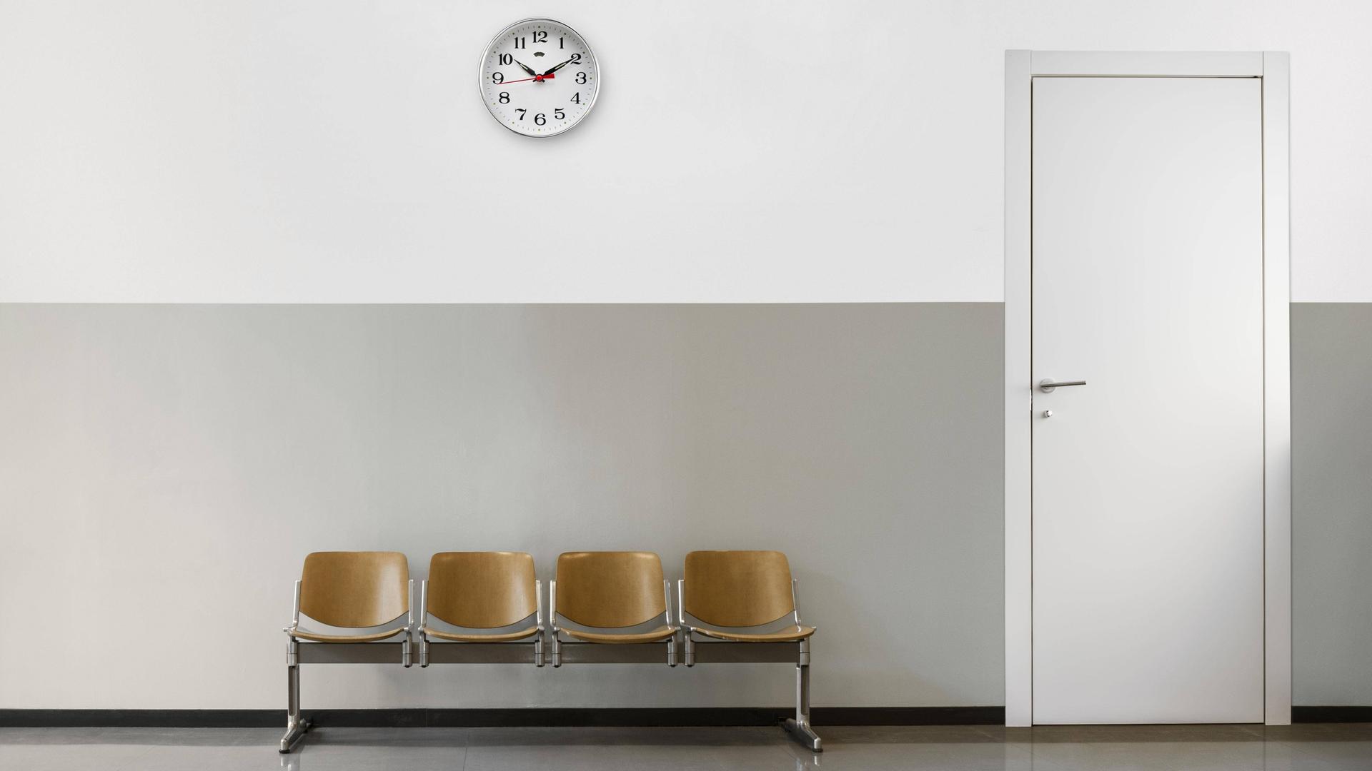 Ein leeres Wartezimmer. Bis Ende des Jahres sind Zehntausende Arztpraxen geschlossen. 