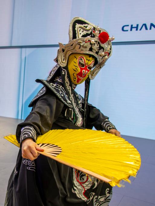 Automesse in München: Die Automarke Changan präsentiert ihre neusten Modelle mit einem chinesischen Folklore-Tänzer als Performance.