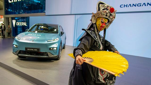 Automesse in München: Die Automarke Changan präsentiert ihre neusten Modelle mit einem chinesischen Folklore-Tänzer als Performance.