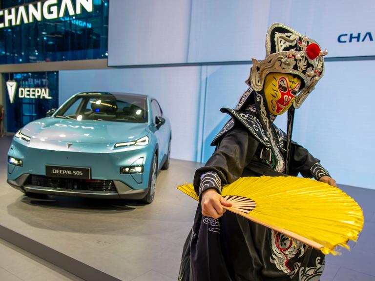Automesse in München: Die Automarke Changan präsentiert ihre neusten Modelle mit einem chinesischen Folklore-Tänzer als Performance.