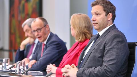 Markus Söder, Friedrich Merz, Bärbel Bas und Lars Klingbeil sitzen nebeneinander bei einer Pressekonferenz