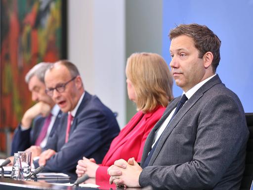 Markus Söder, Friedrich Merz, Bärbel Bas und Lars Klingbeil sitzen nebeneinander bei einer Pressekonferenz