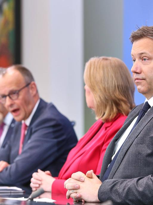 Markus Söder, Friedrich Merz, Bärbel Bas und Lars Klingbeil sitzen nebeneinander bei einer Pressekonferenz