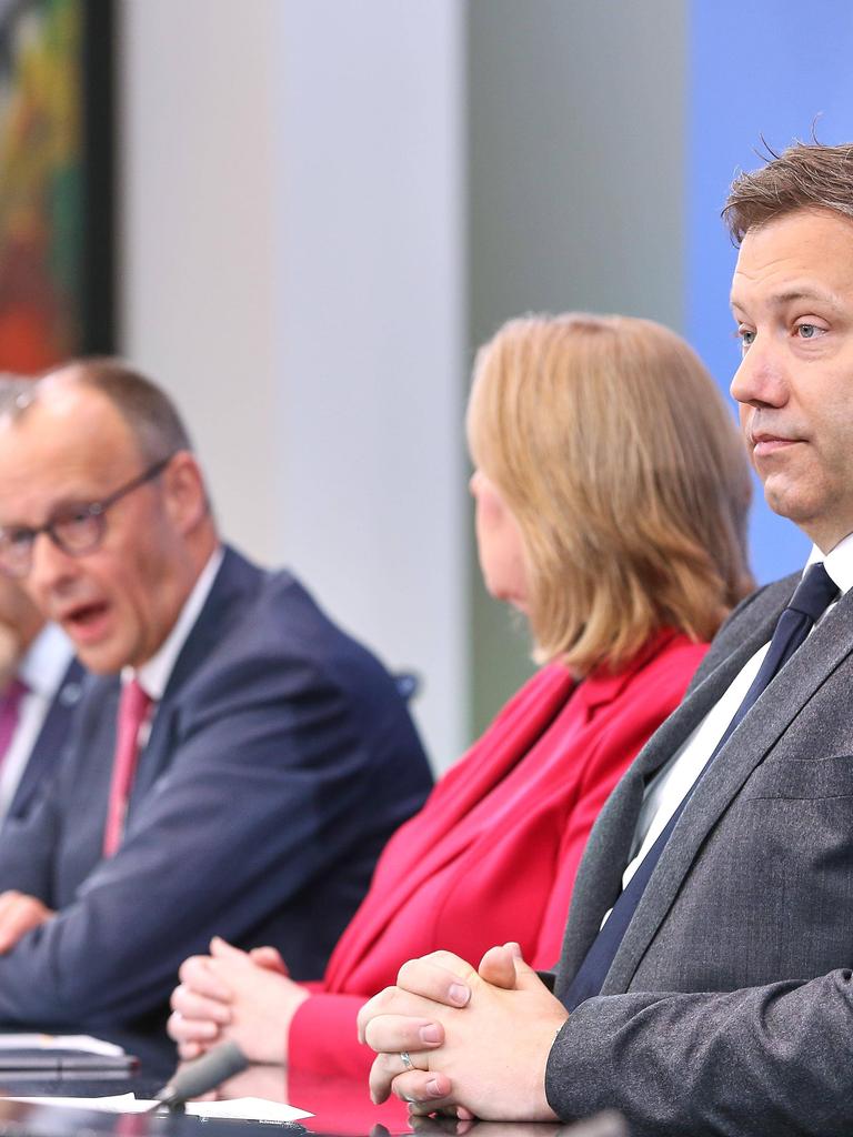 Markus Söder, Friedrich Merz, Bärbel Bas und Lars Klingbeil sitzen nebeneinander bei einer Pressekonferenz