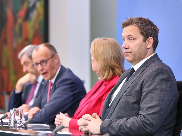 Markus Söder, Friedrich Merz, Bärbel Bas und Lars Klingbeil sitzen nebeneinander bei einer Pressekonferenz Markus Söder, Friedrich Merz, Bärbel Bas und Lars Klingbeil sitzen nebeneinander bei einer Pressekonferenz