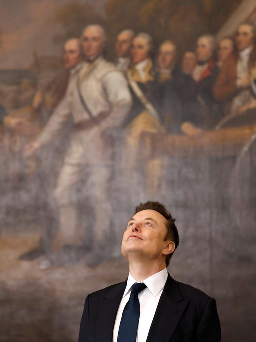 Elon Musk vor dem Gemälde "Kapitulation von General Burgoyne" im US-Kapitol am 20. Januar 2025 bei Donald Trumps Amtseinführung