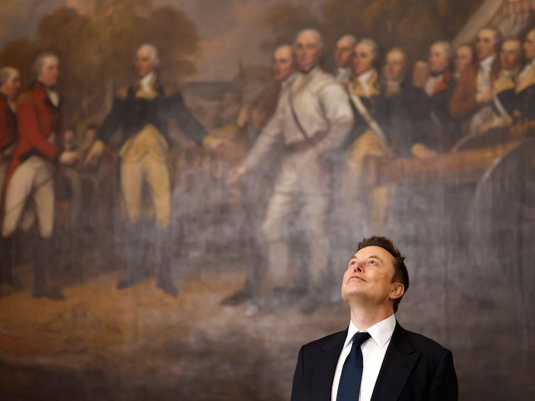Elon Musk vor dem Gemälde "Kapitulation von General Burgoyne" im US-Kapitol am 20. Januar 2025 bei Donald Trumps Amtseinführung