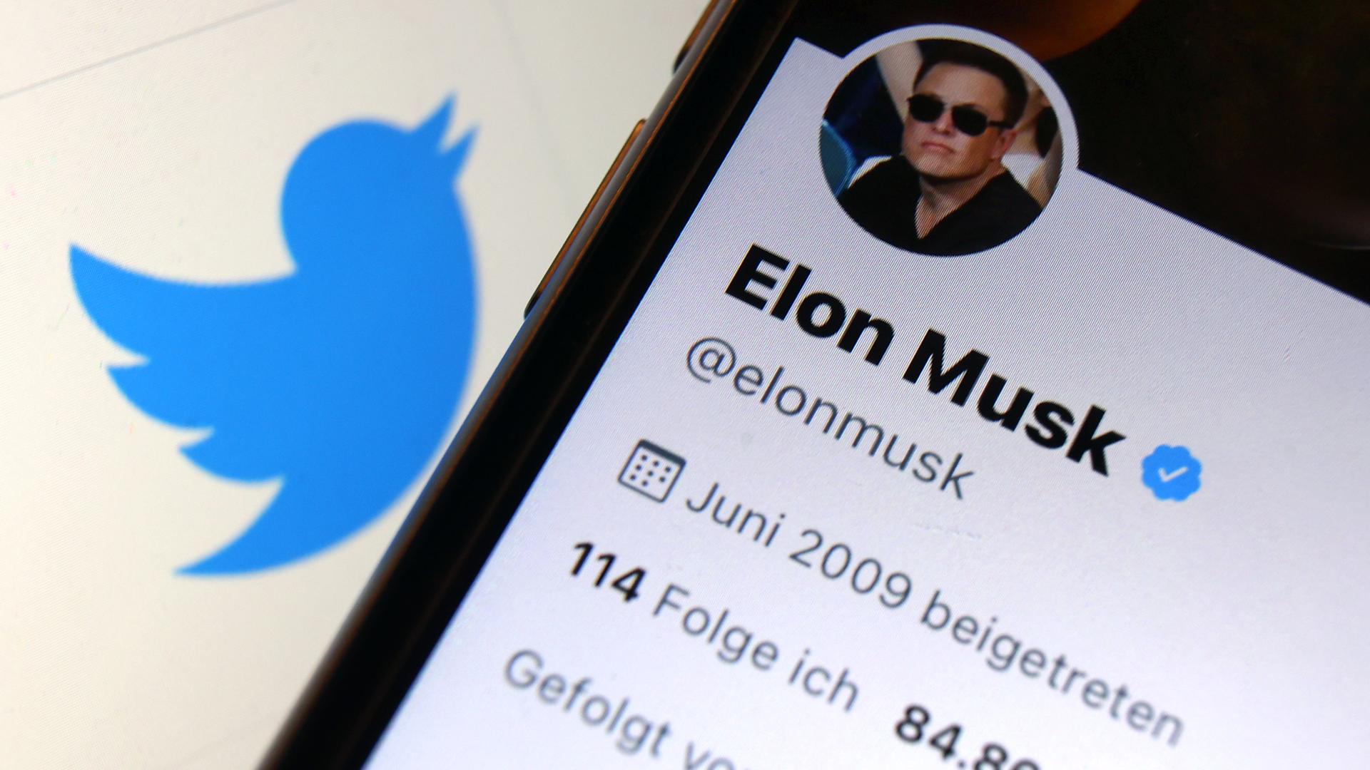 Der Twitter-Account von Elon Musk auf einem Handy.