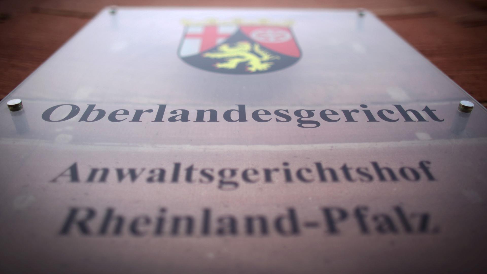 Rheinland-Pfalz, Koblenz: Das Türschild vom Oberlandesgericht in Koblenz.