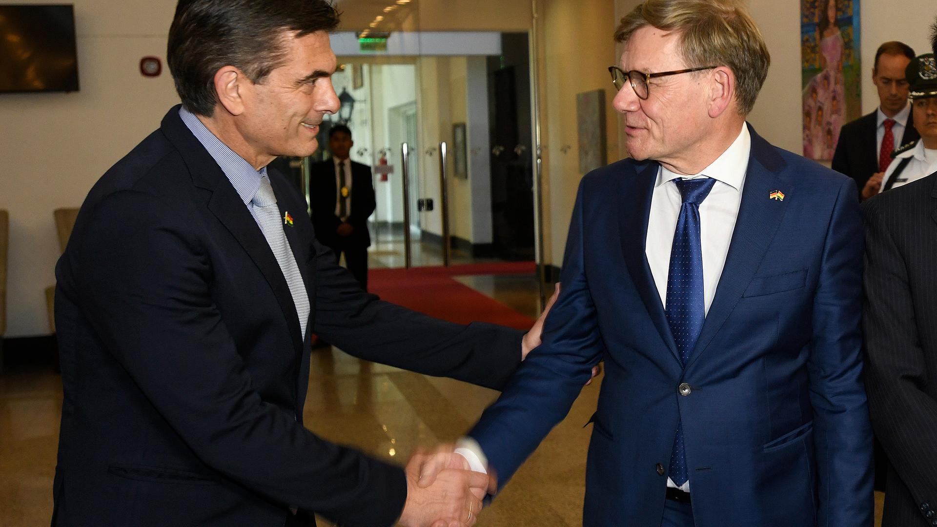 Johann Wadephul (rechts), Bundesaußenminister, und der bolivianische Präsident Rodrigo Paz geben sich die Hand.