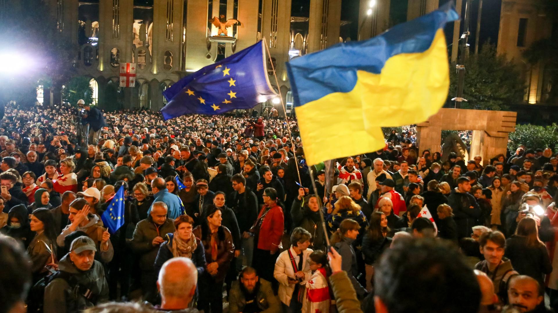 Tiflis: Demonstranten schwenken EU- und ukrainische Nationalflaggen, als sie sich während eines Protestes der Opposition gegen die Ergebnisse der Parlamentswahlen in Georgien versammeln.