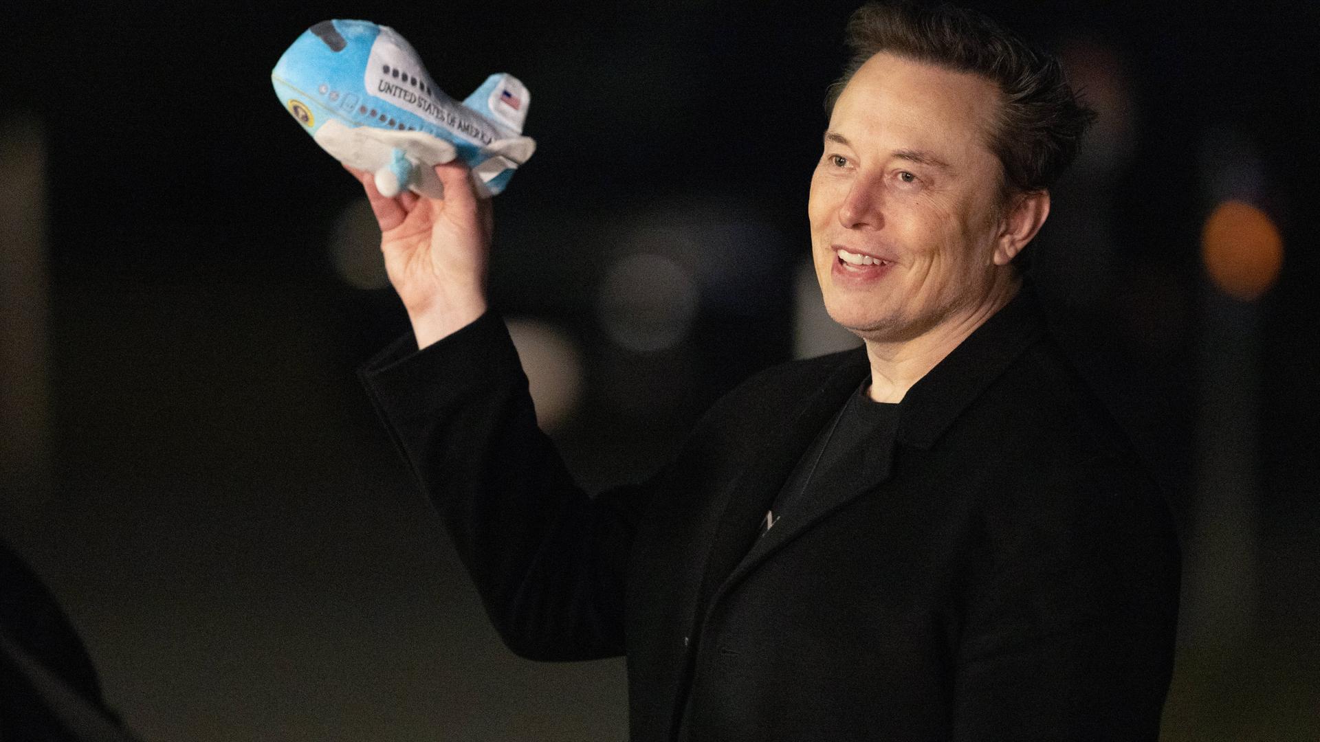 Elon Musk, wie er ein ausgestopftes Air Force One-Spielzeug bei der Ankunft auf dem South Lawn des Weißen Hauses in Washington, D.C., in den Vereinigten Staaten hält. Elon Musk, wie er ein ausgestopftes Air Force One-Spielzeug bei der Ankunft auf dem South Lawn des Weißen Hauses in Washington, D.C., in den Vereinigten Staaten hält.