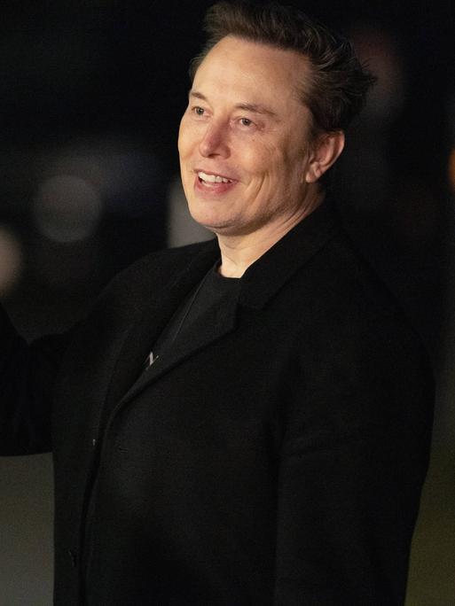 Elon Musk, wie er ein ausgestopftes Air Force One-Spielzeug bei der Ankunft auf dem South Lawn des Weißen Hauses in Washington, D.C., in den Vereinigten Staaten hält. 