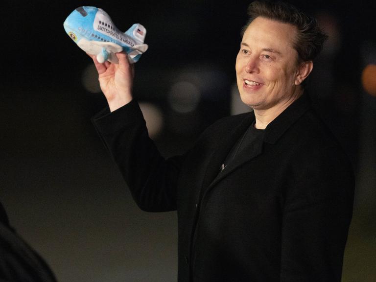 Elon Musk, wie er ein ausgestopftes Air Force One-Spielzeug bei der Ankunft auf dem South Lawn des Weißen Hauses in Washington, D.C., in den Vereinigten Staaten hält. 