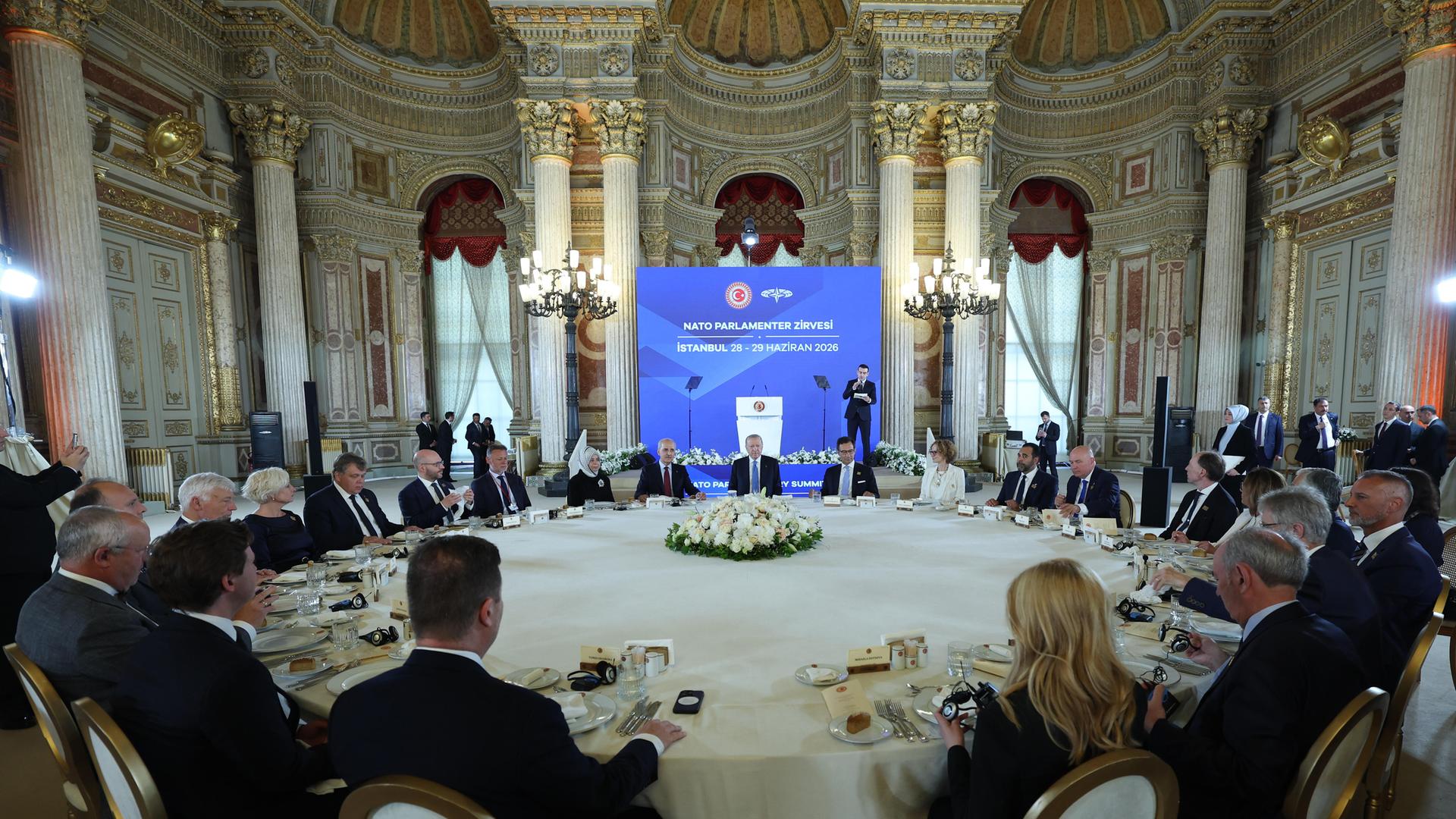 Der türkische Präsident Recep Tayyip Erdoğan nimmt an einem Mittagessen im Dolmabahçe-Palast in Istanbul (Türkei) teil, mehrere Parlamentspräsidenten der NATO-Mitgliedstaaten sitzen auch an Tisch. 