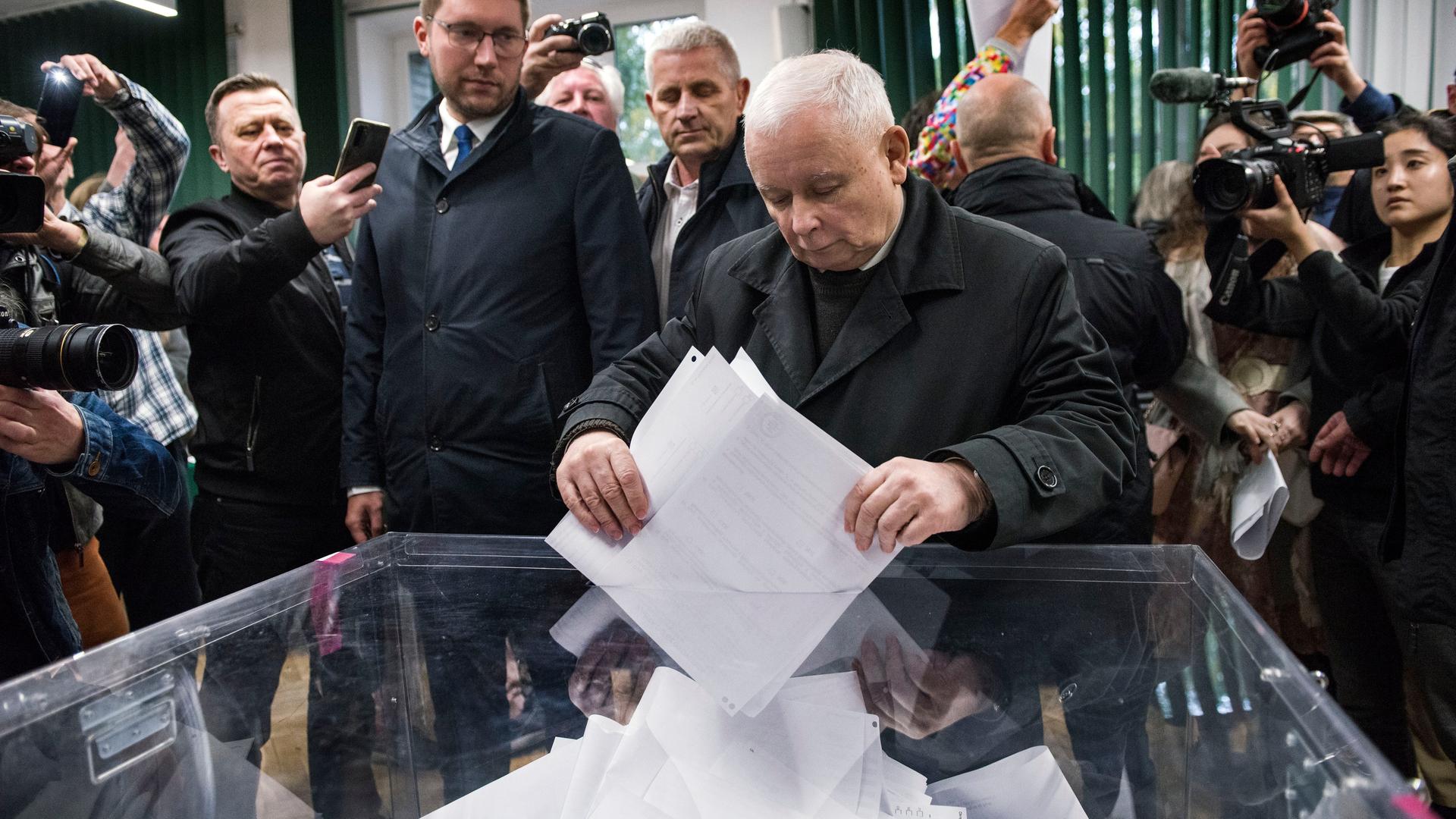 October 15, 2023 PiS-Chef Jaroslaw Kaczynski wirft seinen Stimmzetttel in die Wahlurne. 
