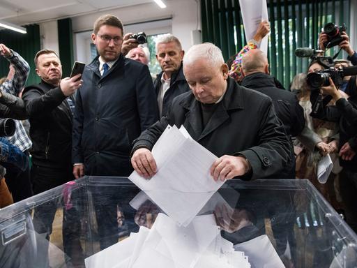October 15, 2023 PiS-Chef Jaroslaw Kaczynski wirft seinen Stimmzetttel in die Wahlurne. 