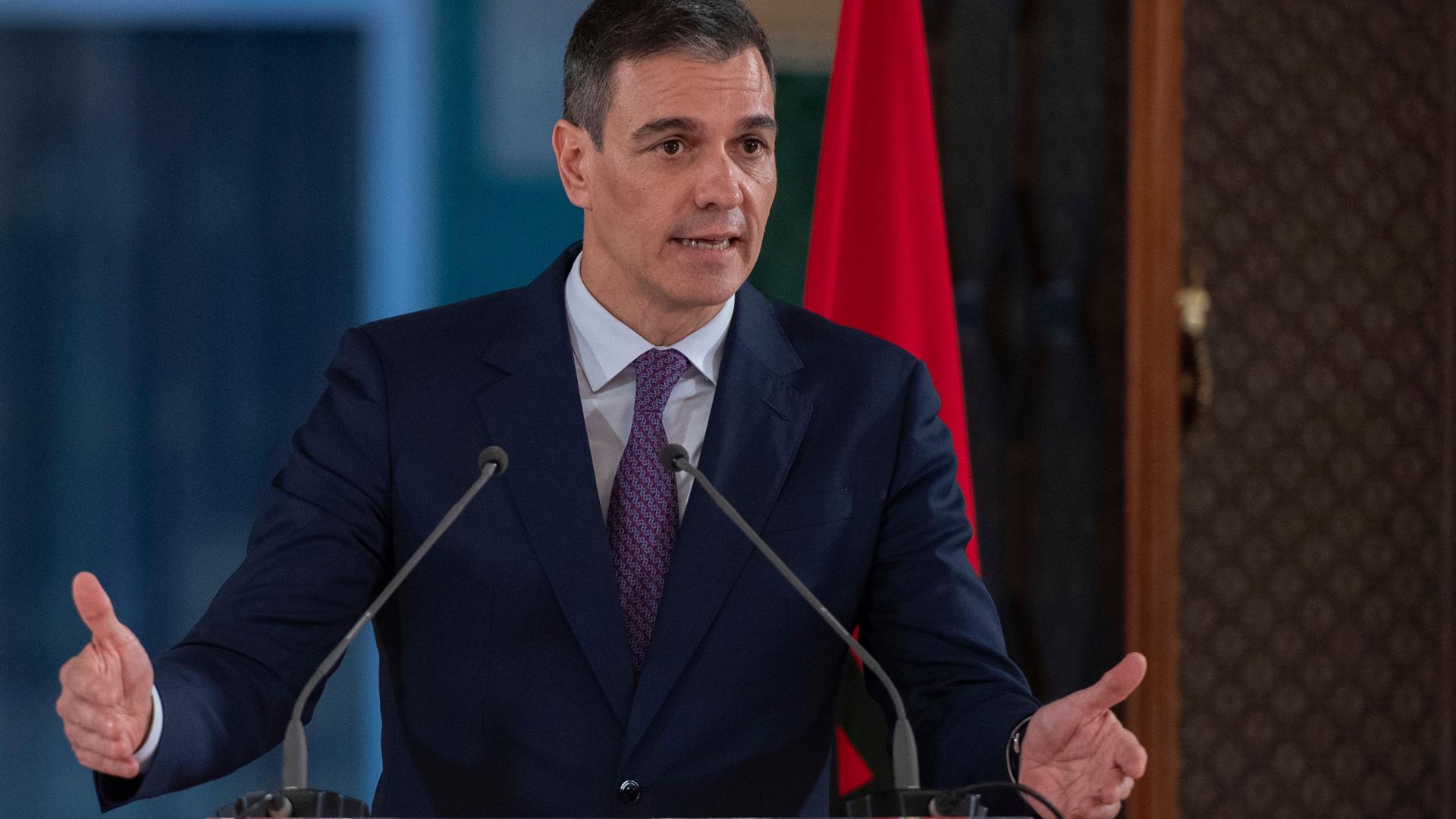 Spaniens Regierungschef Pedro Sánchez spricht bei einer Pressekonferenz. 