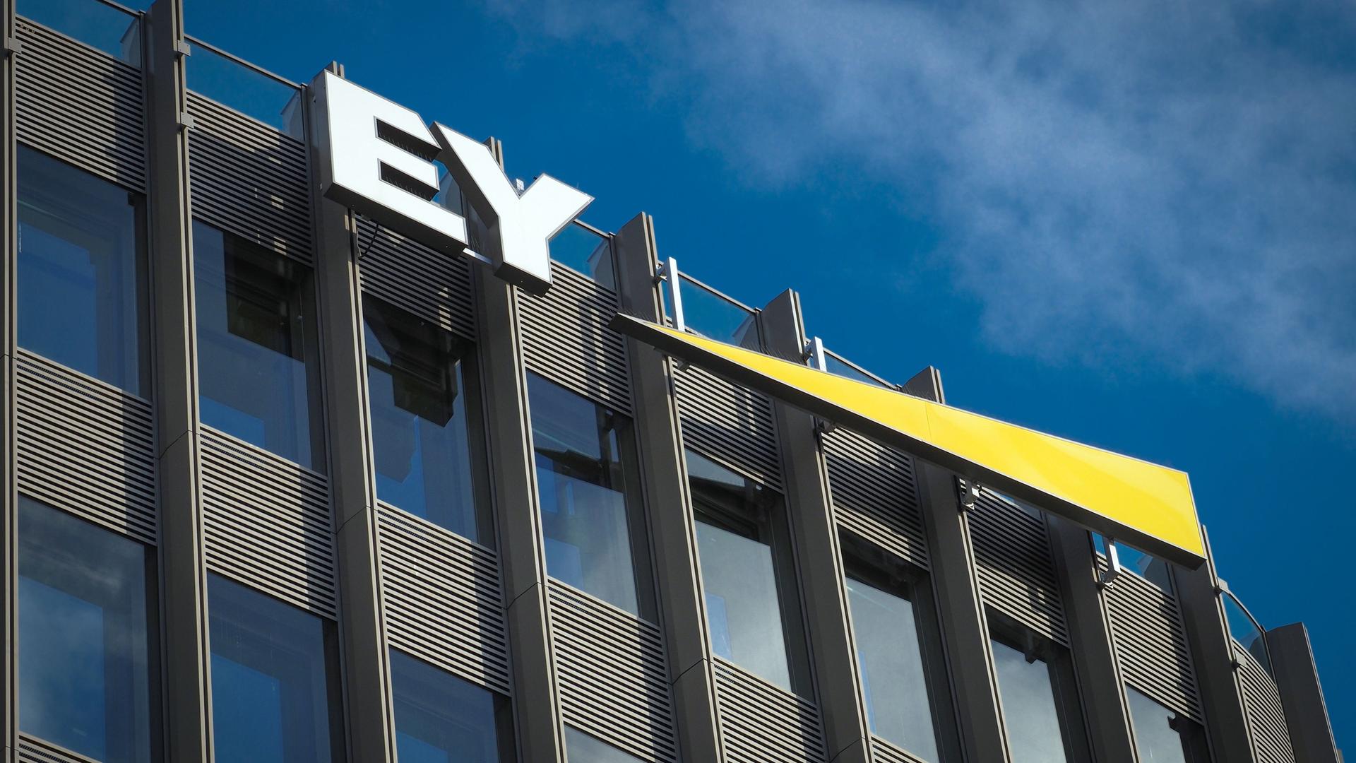 Berlin: Das Logo des Wirtschaftsprüfungs- und Beratungsunternehmens Ernst & Young (EY) ist an der obersten Etage des Hochhauses im Spreedreieck an der FriedrichstraÃe angebracht. Berlin: Das Logo des Wirtschaftsprüfungs- und Beratungsunternehmens Ernst & Young (EY) ist an der obersten Etage des Hochhauses im Spreedreieck an der FriedrichstraÃe angebracht.