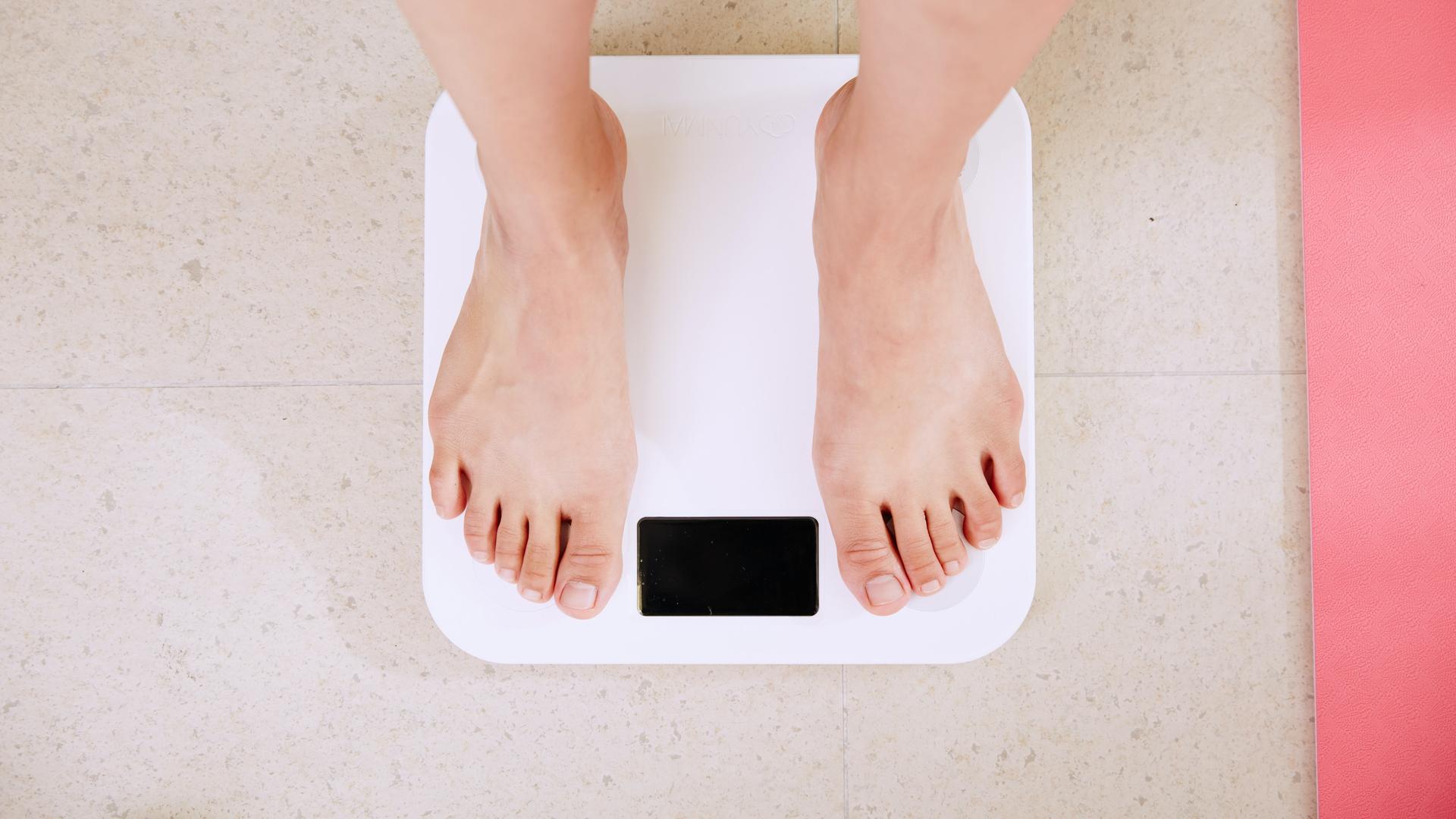 Bei der Gewichtskontrolle: ein Blick auf die Waage