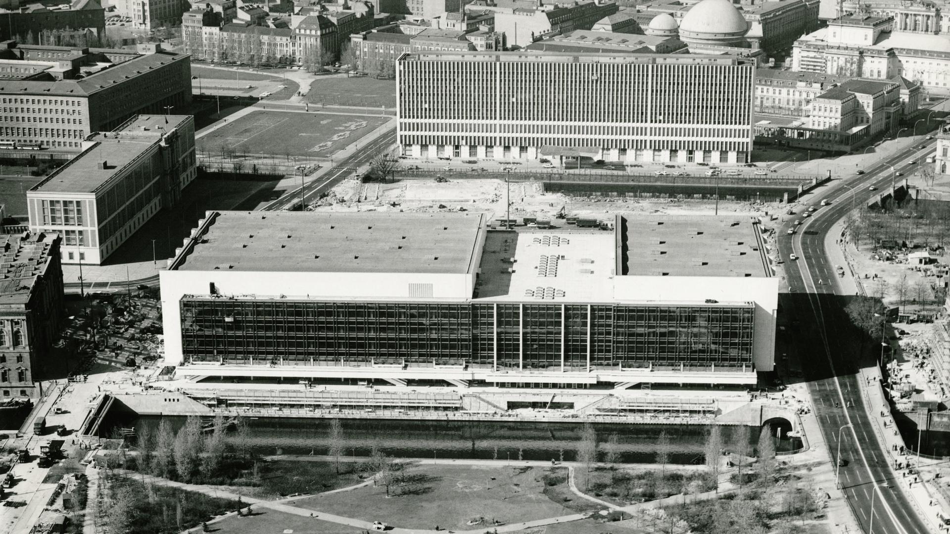 Schwarz-weiß-Aufnahme vom Berliner Stadtzentrum mit Schlossplatz kurz vor der Fertigstellung des Palast der Republik.