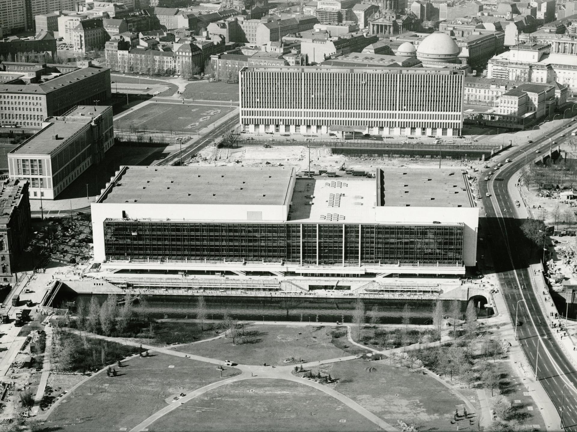 Schwarz-Weiß-Aufnahme vom Berliner Stadtzentrum mit Schlossplatz kurz vor der Fertigstellung des Palast der Republik