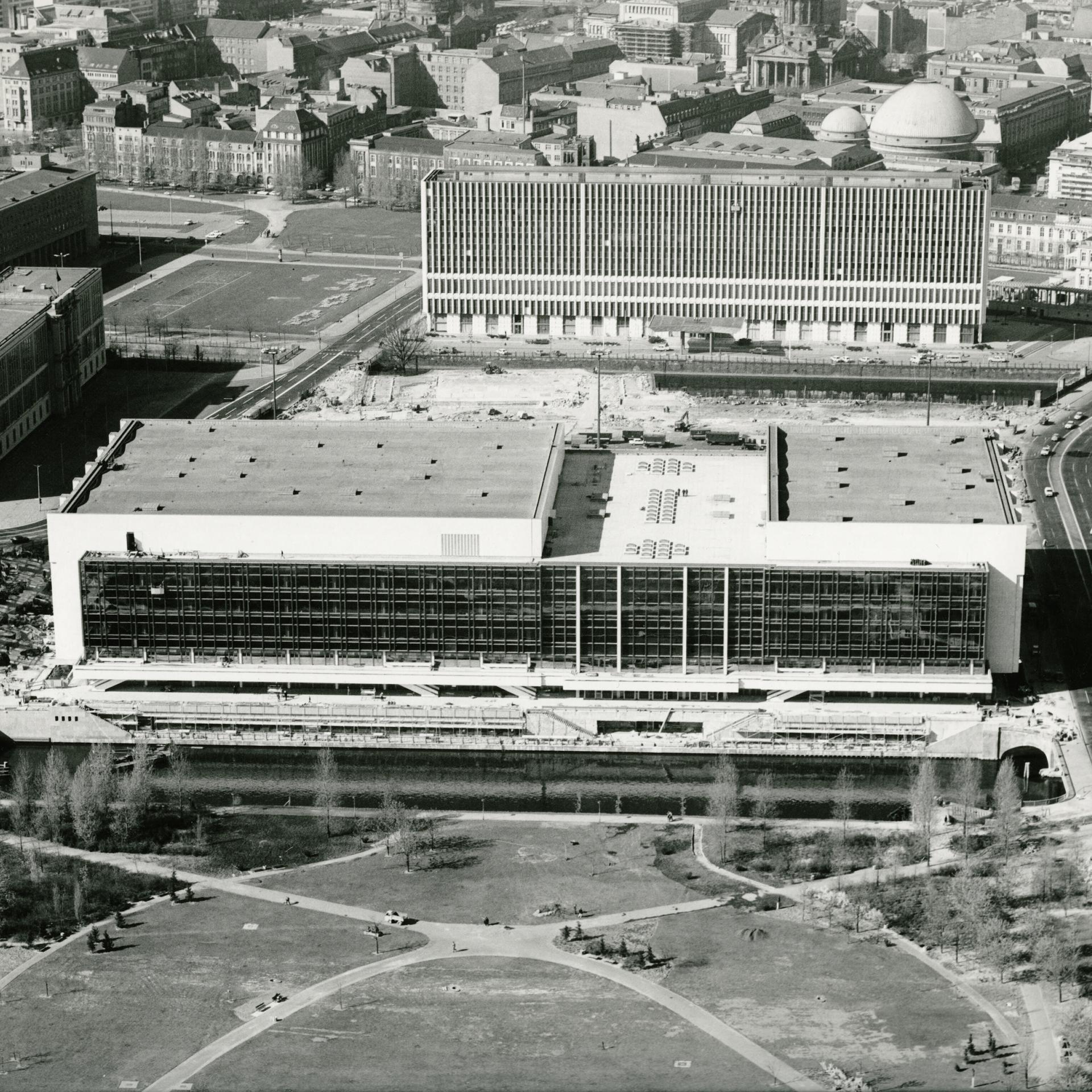 Palast der Republik - Prestigebau der DDR