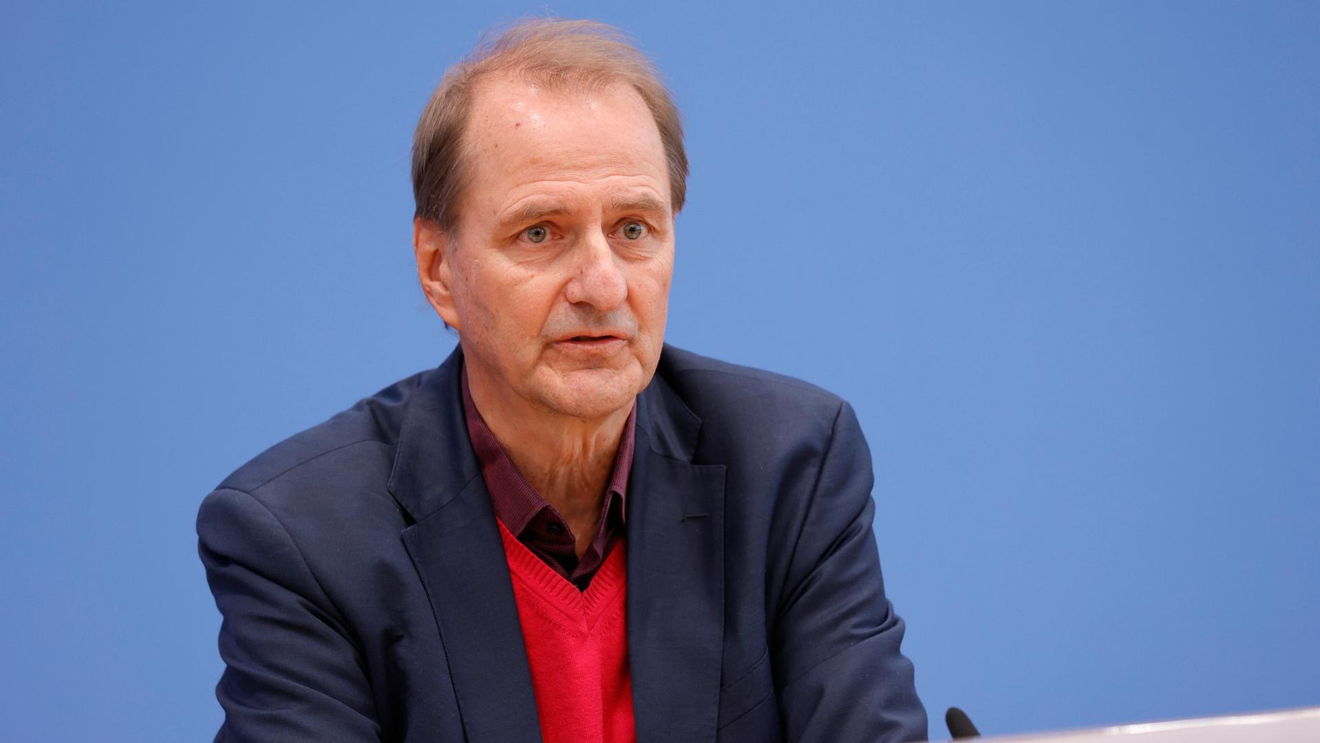 Prof. Dr. Dirk Messner, Präsident des Umweltbundesamtes (UBA), sitzt in einer Pressekonferenz.