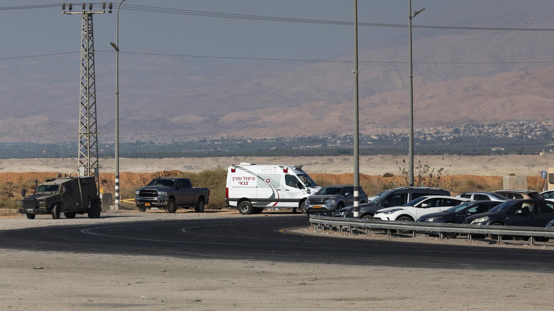 Militärfahrzeuge und ein Rettungswagen nach dem Anschlag an einem Grenzübergang zwischen Jordanien und dem palästinensischen Westjordanland
