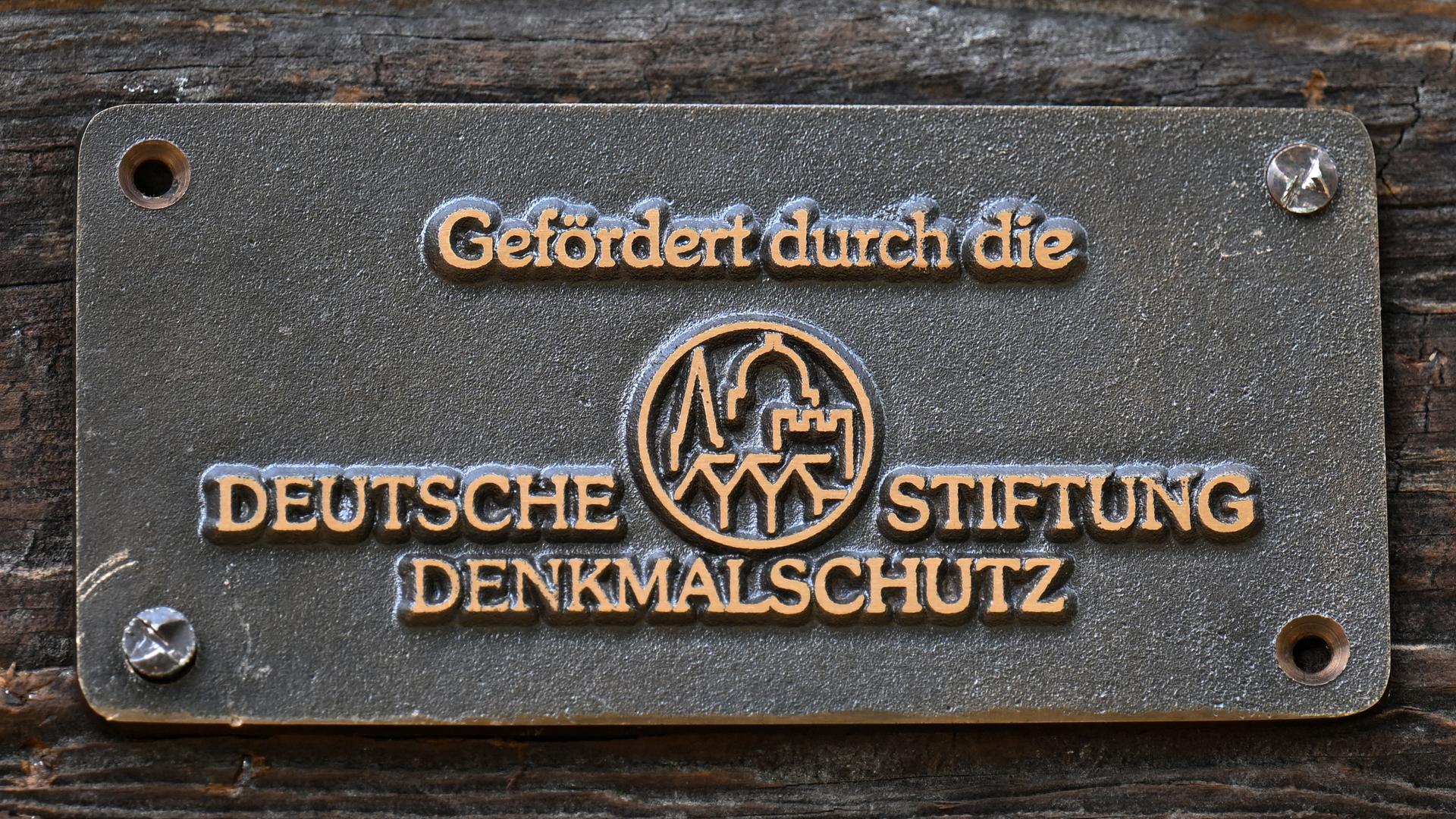 Thüringen, Schleusingen: "Gefördert durch die Deutsche Stiftung Denkmalschutz" steht auf einer kleinen Metallplatte am Brunnenhaus von Schloss Bertholdsburg. Thüringen, Schleusingen: "Gefördert durch die Deutsche Stiftung Denkmalschutz" steht auf einer kleinen Metallplatte am Brunnenhaus von Schloss Bertholdsburg.