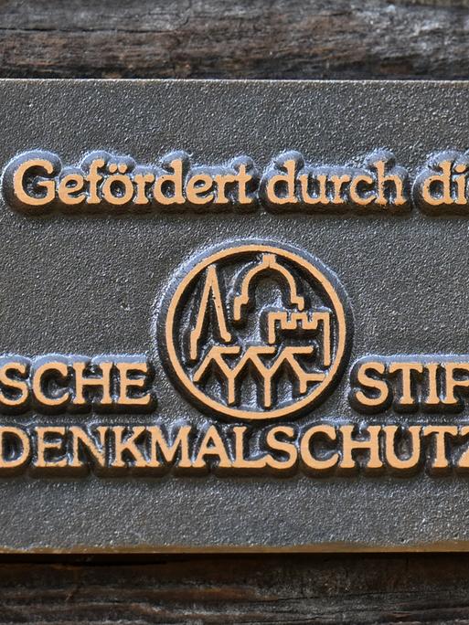 Thüringen, Schleusingen: "Gefördert durch die Deutsche Stiftung Denkmalschutz" steht auf einer kleinen Metallplatte am Brunnenhaus von Schloss Bertholdsburg. Thüringen, Schleusingen: "Gefördert durch die Deutsche Stiftung Denkmalschutz" steht auf einer kleinen Metallplatte am Brunnenhaus von Schloss Bertholdsburg.