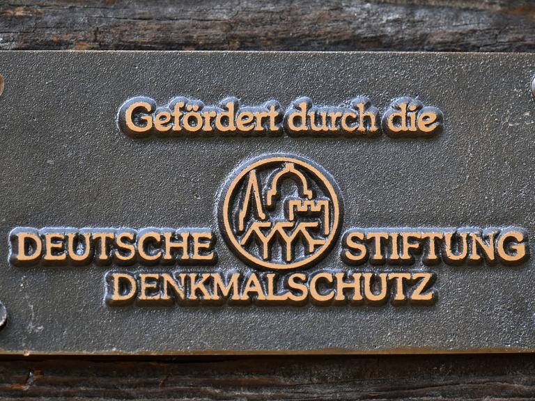 Thüringen, Schleusingen: "Gefördert durch die Deutsche Stiftung Denkmalschutz" steht auf einer kleinen Metallplatte am Brunnenhaus von Schloss Bertholdsburg. Thüringen, Schleusingen: "Gefördert durch die Deutsche Stiftung Denkmalschutz" steht auf einer kleinen Metallplatte am Brunnenhaus von Schloss Bertholdsburg.