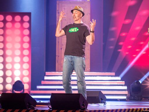 Philip Tägert (Fil) auf der Bühne in Dresden 