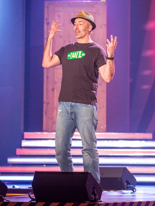 Philip Tägert (Fil) auf der Bühne in Dresden 