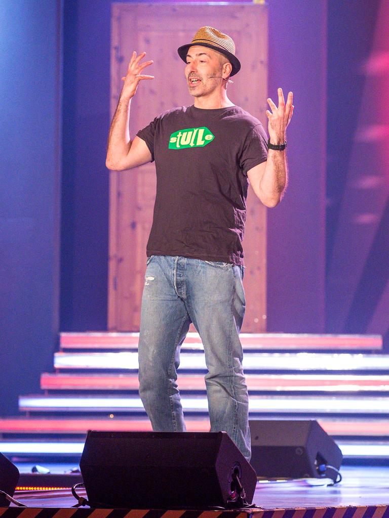 Philip Tägert (Fil) auf der Bühne in Dresden 