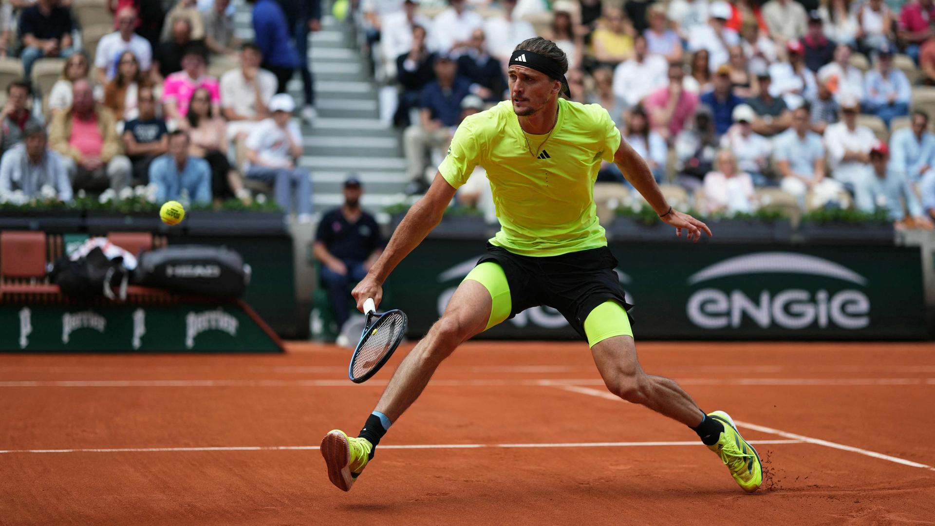 Paris: Tennis,French Open: Alexander Zverev schlägt einen Ball zurück.