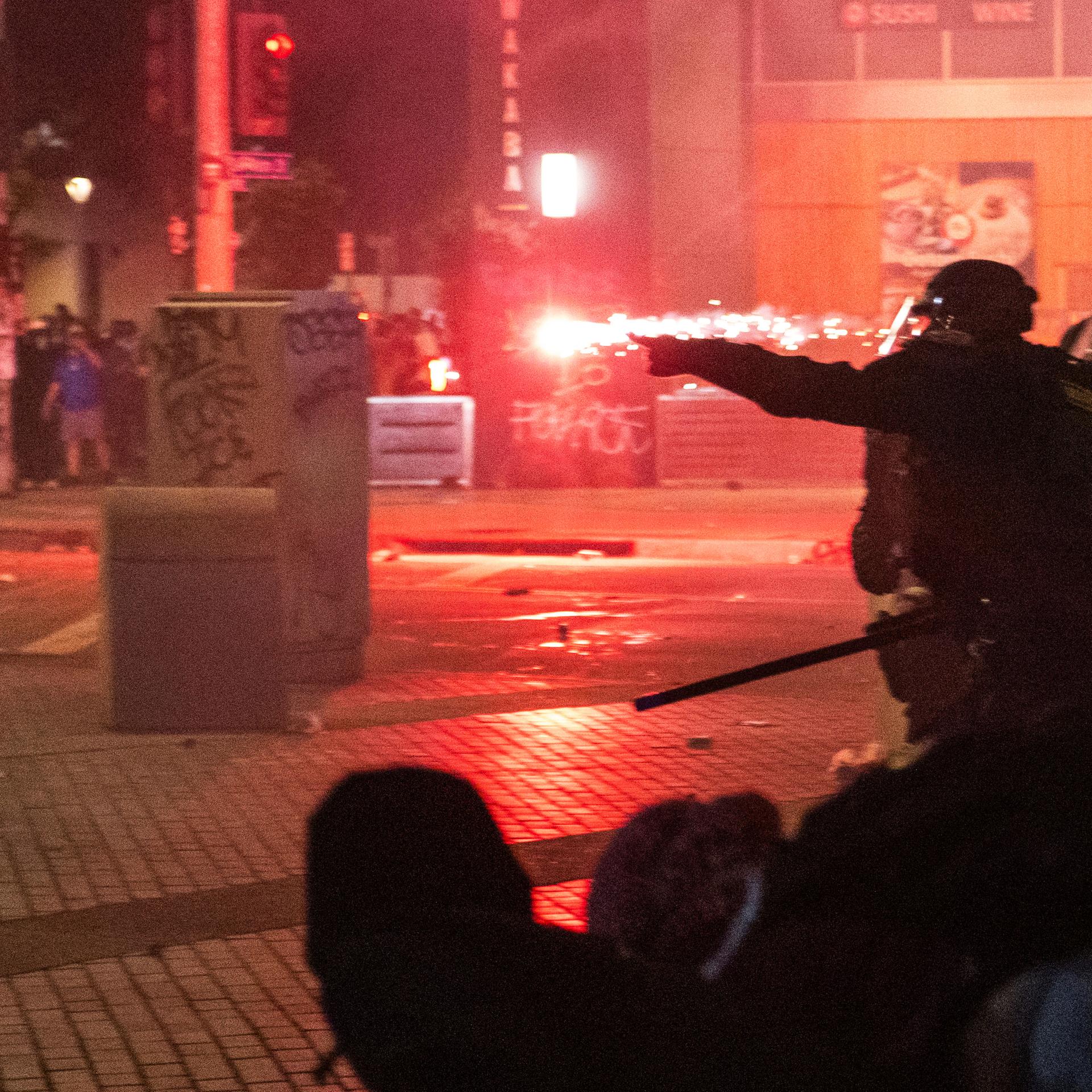 Polizisten gehen während der Proteste gegen die Razzien der Trump-Regierung gegen Einwanderer in Los Angeles vor Geschossen in Deckung. Polizisten gehen während der Proteste gegen die Razzien der Trump-Regierung gegen Einwanderer in Los Angeles vor Geschossen in Deckung.