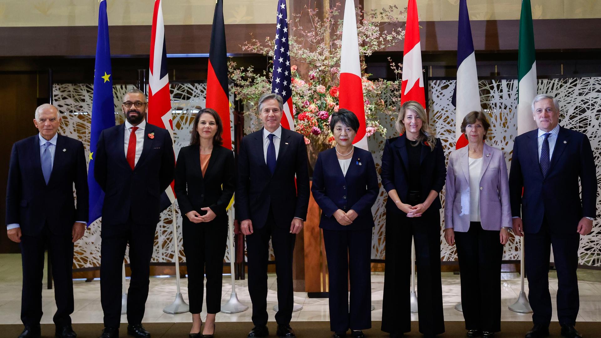 Japan, Tokio: Josep Borrell (l-r), Hoher Vertreter der EU für Außen- und Sicherheitspolitik, die anderen Außenminister James Cleverly, Großbritannien, Annalena Baerbock Deutschland, Antony Blinken, USA, Yoko Kamikawa, Japan, Melanie Joly, Kanada, Catherine Colonna, Frankreich, und Antonio Tajani, Italien, posieren für ein Familienfoto während des G7-Außenministertreffens.