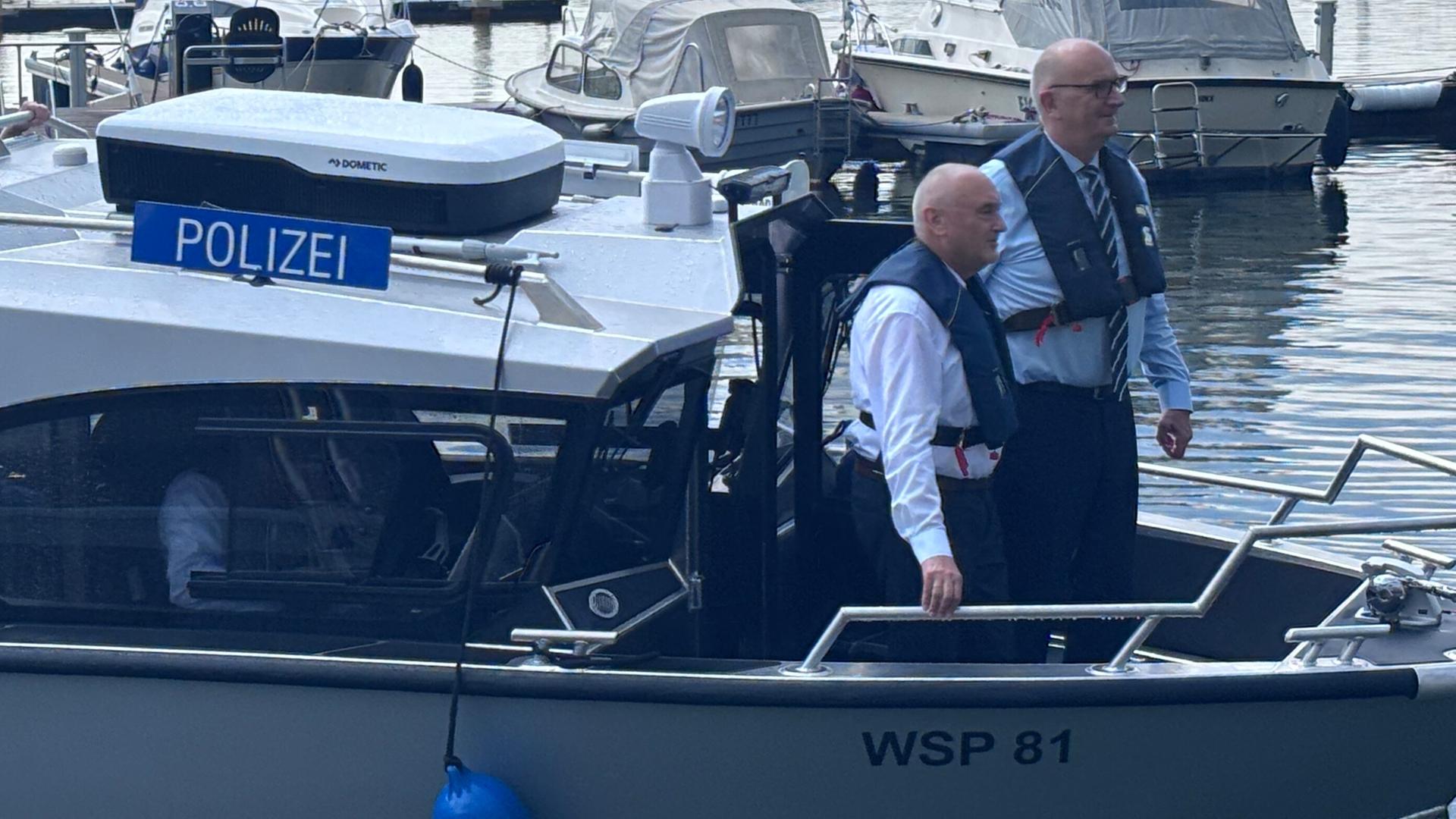 Dietmar Woidke (r, SPD), Brandenburgs Ministerpräsident, fährt mit einem Polizeiboot auf dem Großräschener See zum Festakt der Freigabe des Lausitzer Seenverbunds, links neben Woidke Bernd Sablotny, Sprecher der Geschäftsführung der LMBV (Lausitzer und Mitteldeutsche Bergbau- Verwaltungsgesellschaft mbh). 