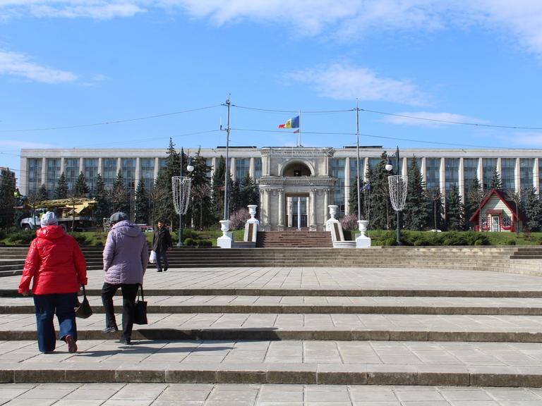 Der Stefan Cel Mare Boulevard mit Triumphbogen und Regierungssitz in Chisinau, der Hauptstadt von Moldau