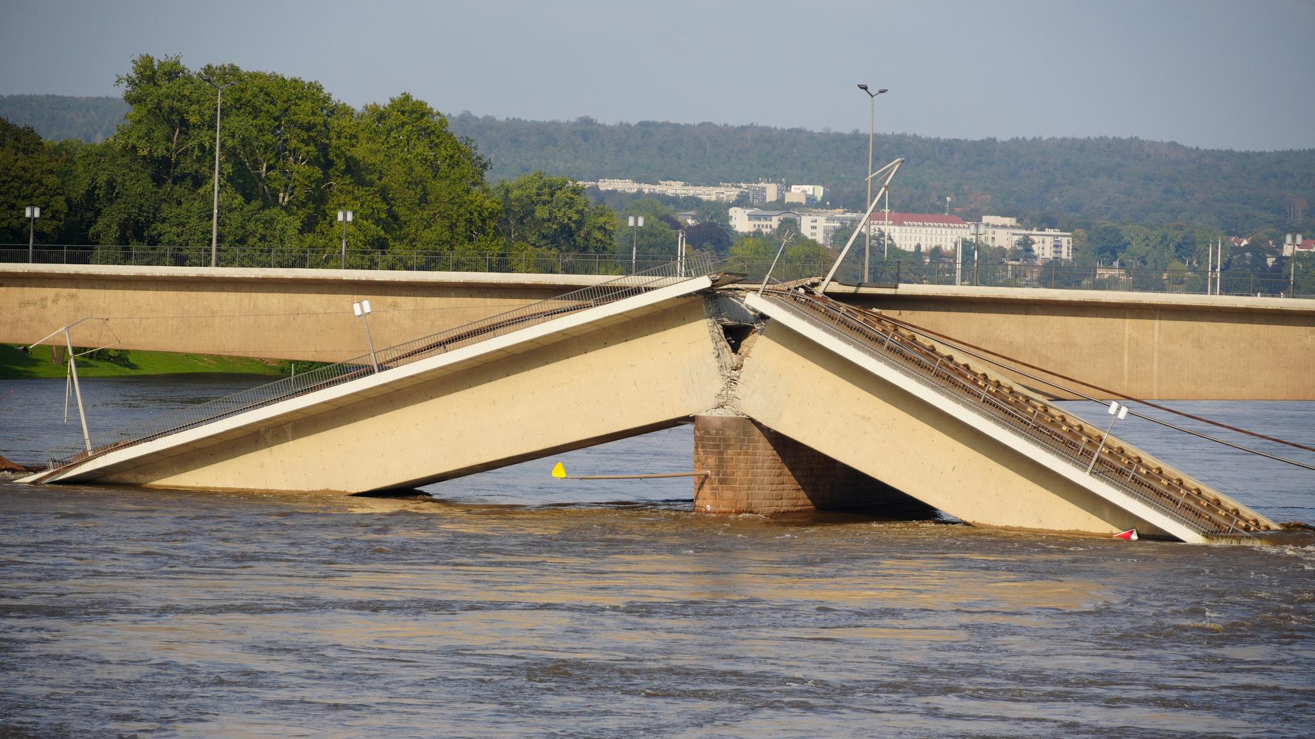 Teile der eingestürzten Carolabrücke in Dresden liegen in der Elbe.