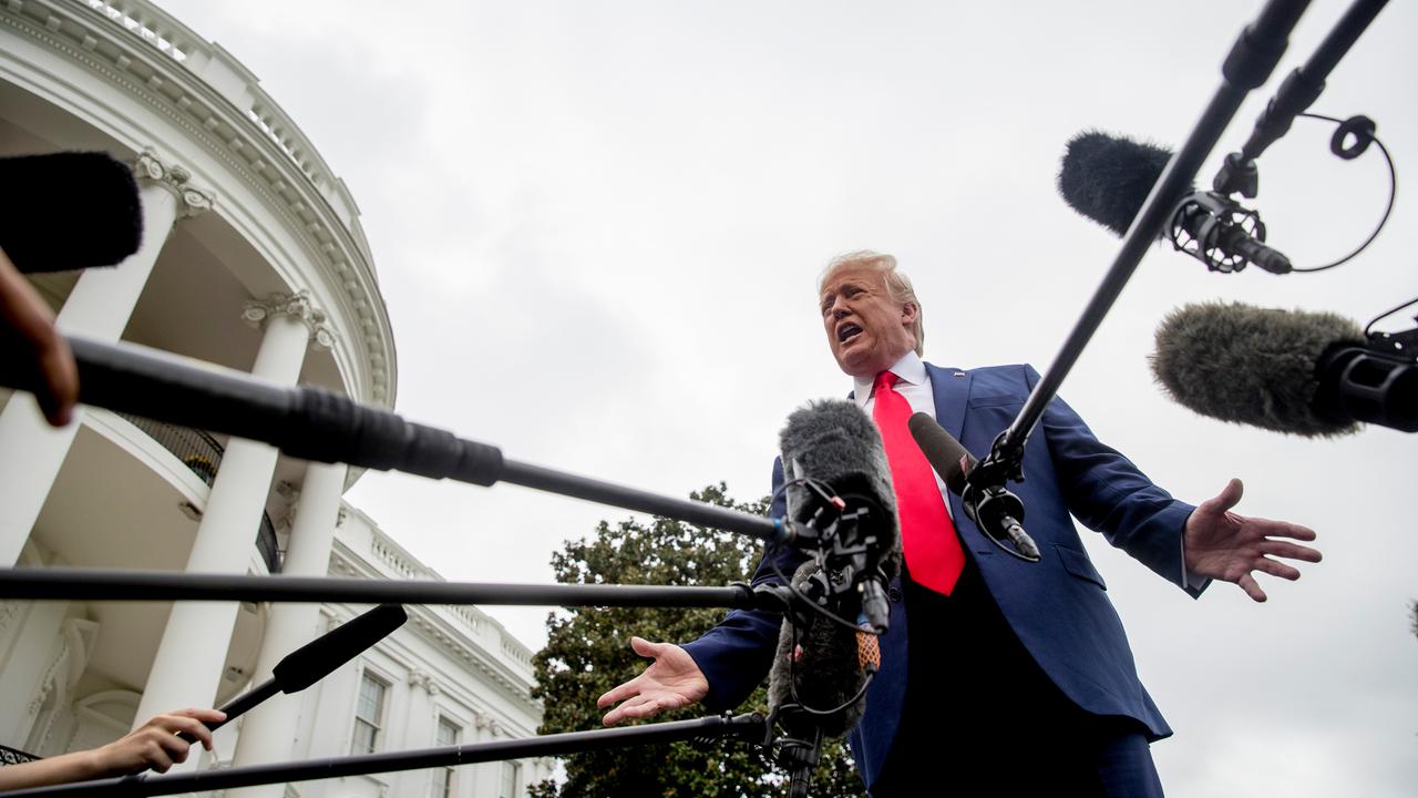 Präsident Donald Trump spricht mit Medienvertretern vor dem Weißen Haus in Washington. Präsident Donald Trump spricht mit Medienvertretern vor dem Weißen Haus in Washington.