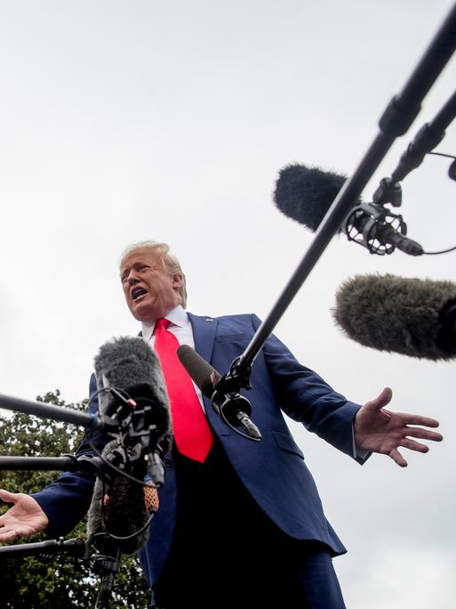 Präsident Donald Trump spricht mit Medienvertretern vor dem Weißen Haus in Washington. Präsident Donald Trump spricht mit Medienvertretern vor dem Weißen Haus in Washington.