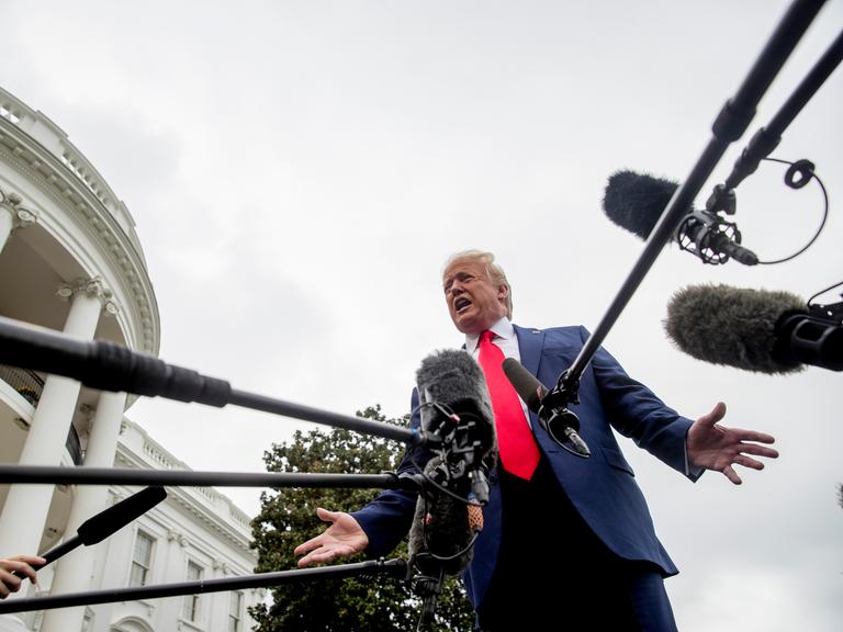 Präsident Donald Trump spricht mit Medienvertretern vor dem Weißen Haus in Washington. Präsident Donald Trump spricht mit Medienvertretern vor dem Weißen Haus in Washington.