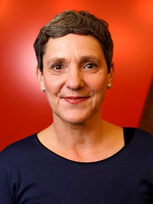 Felicitas Hoppe hat kurze, dunkle Haare. Im Hintergrund zieht sich ein roter Streifen schräg nach oben. Felicitas Hoppe hat kurze, dunkle Haare. Im Hintergrund zieht sich ein roter Streifen schräg nach oben.