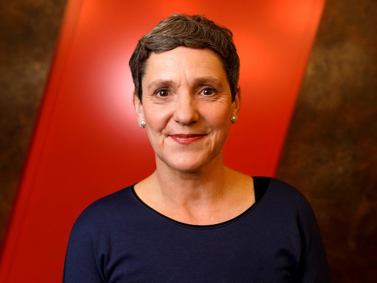 Felicitas Hoppe hat kurze, dunkle Haare. Im Hintergrund zieht sich ein roter Streifen schräg nach oben. Felicitas Hoppe hat kurze, dunkle Haare. Im Hintergrund zieht sich ein roter Streifen schräg nach oben.