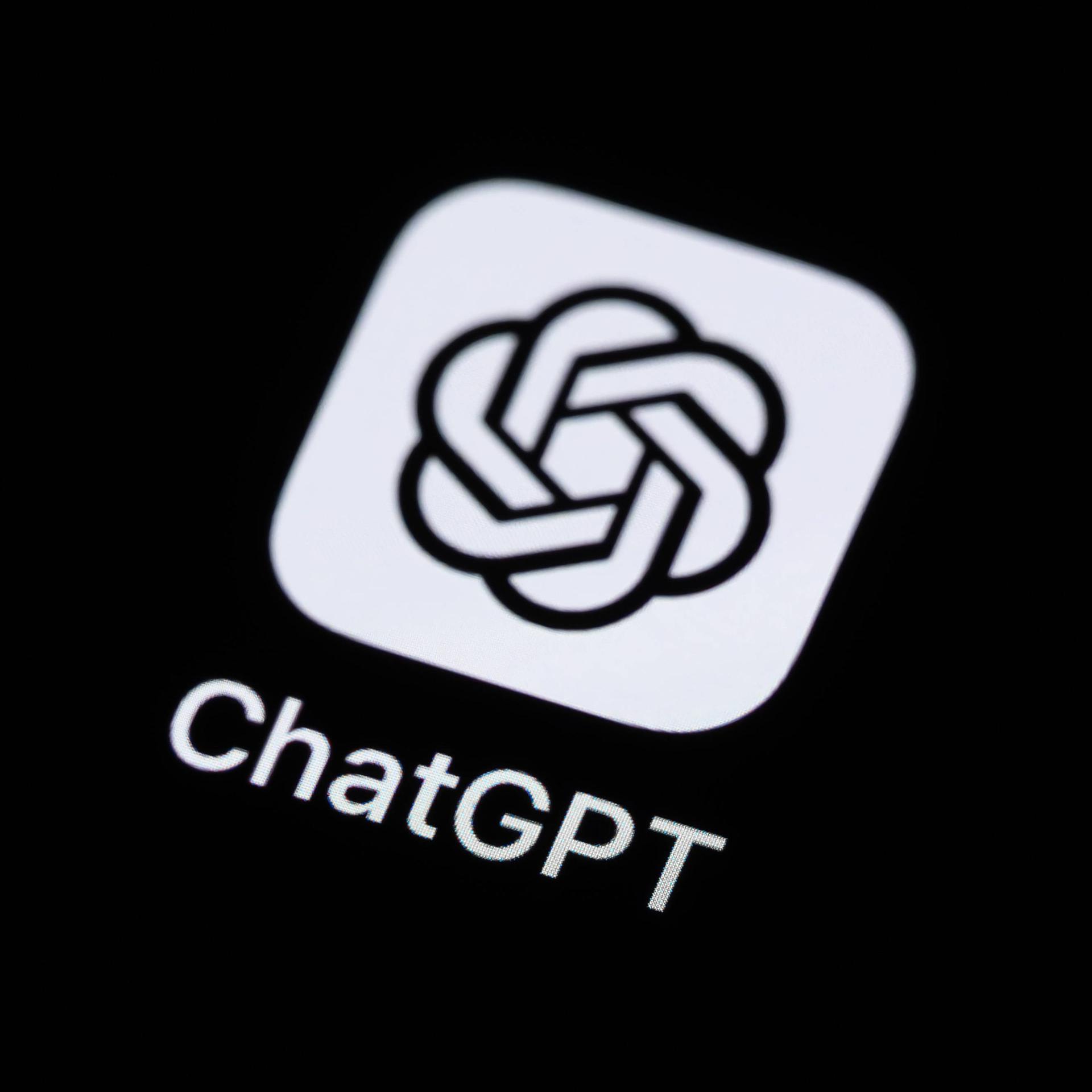 Auf einem Handybildschirm sieht man das Logo der App "Chat GPT".