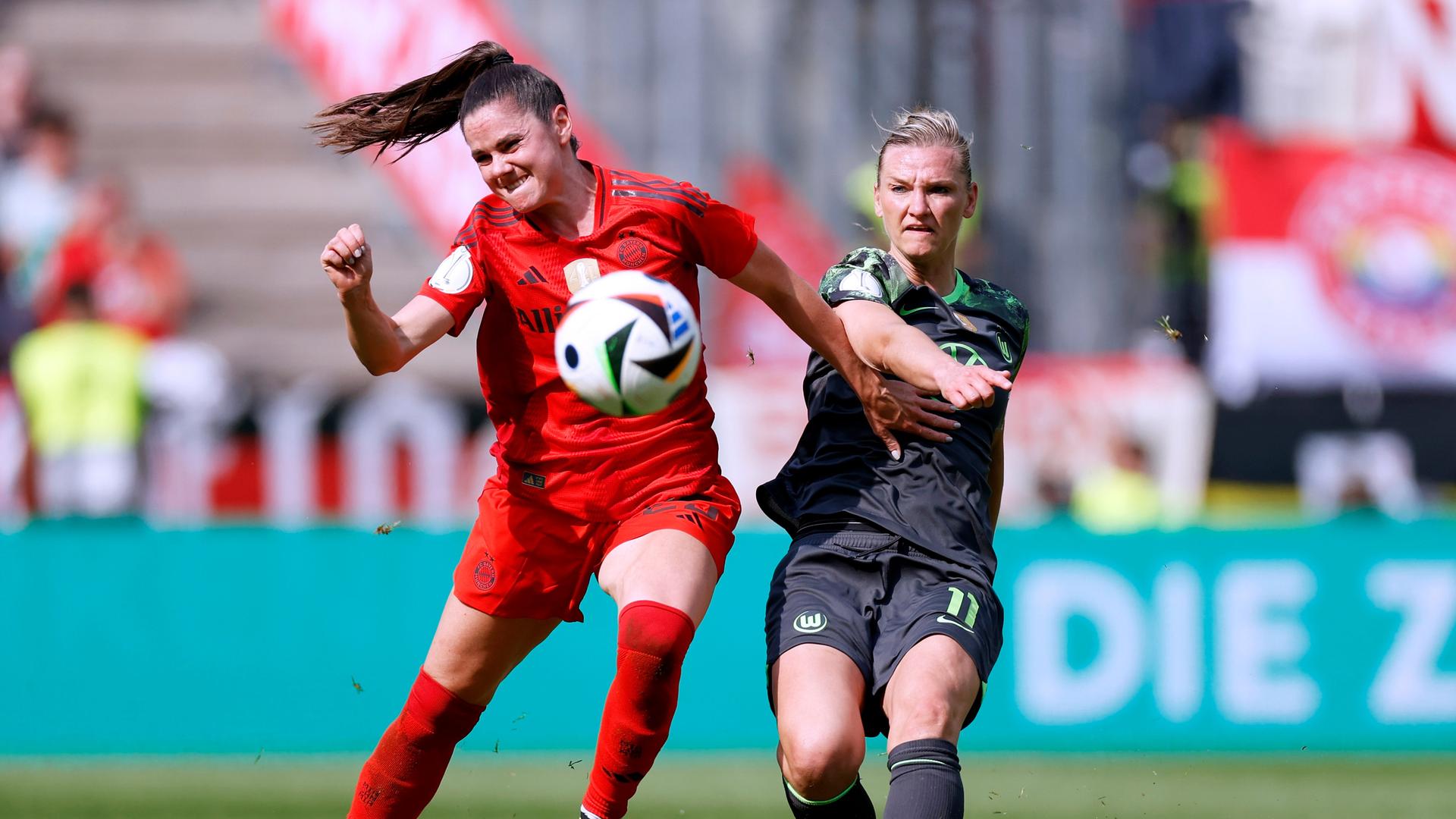 Im DFB-Pokalfinale der Frauen kämpfen Bayern Münchens Sarah Zadrazil und Wolfsburgs Kapitänin Alexandra Popp um den Ball.