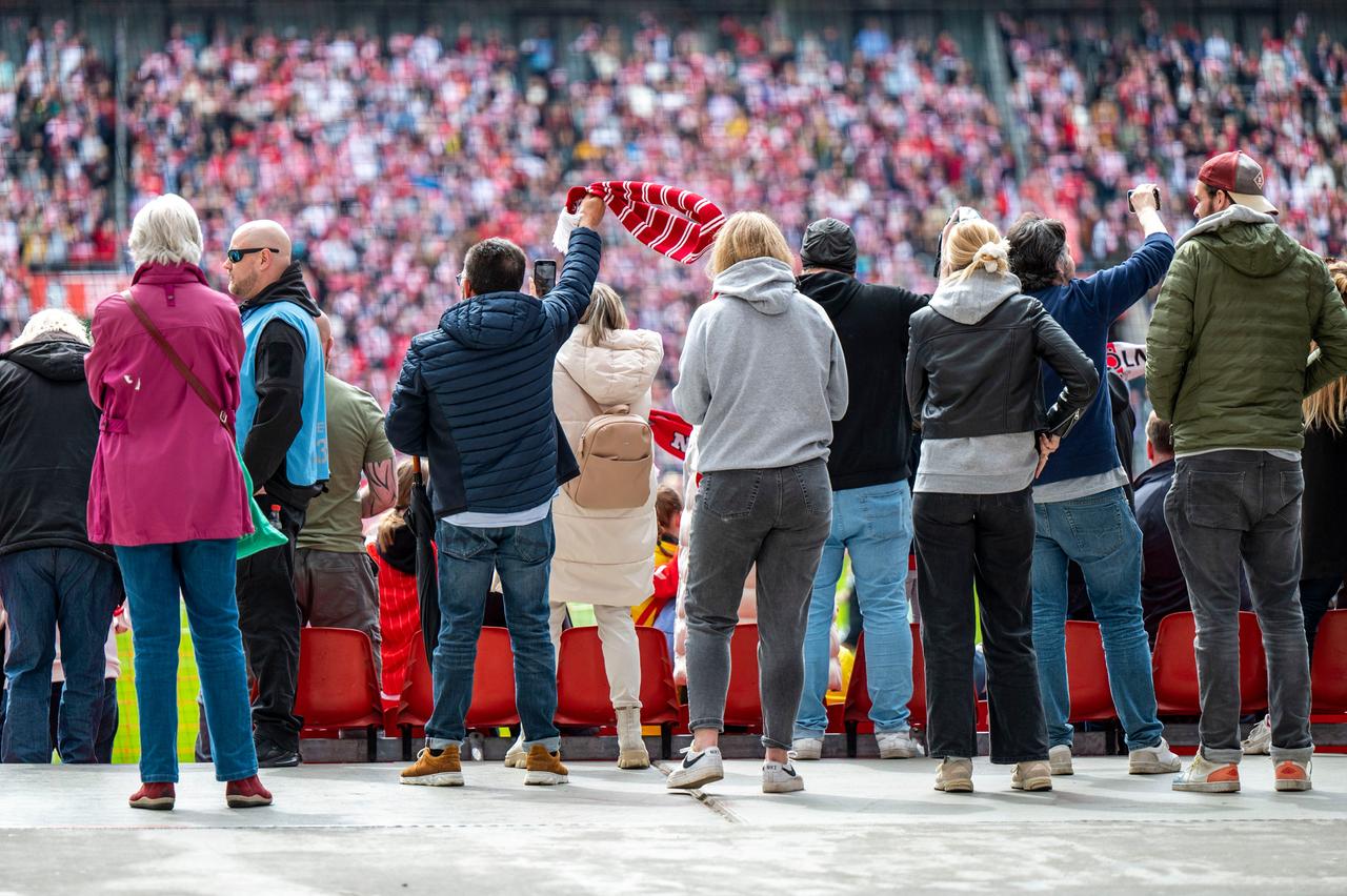 Mit 38.365 Fans gegen Eintracht Frankfurt hat der 1. FC Köln für einen Zuschauerrekord in der Frauenfußball-Bundesliga gesorgt.